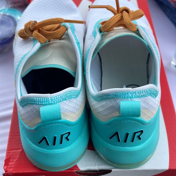 Nike tennis shoes - Picture 2 of 6